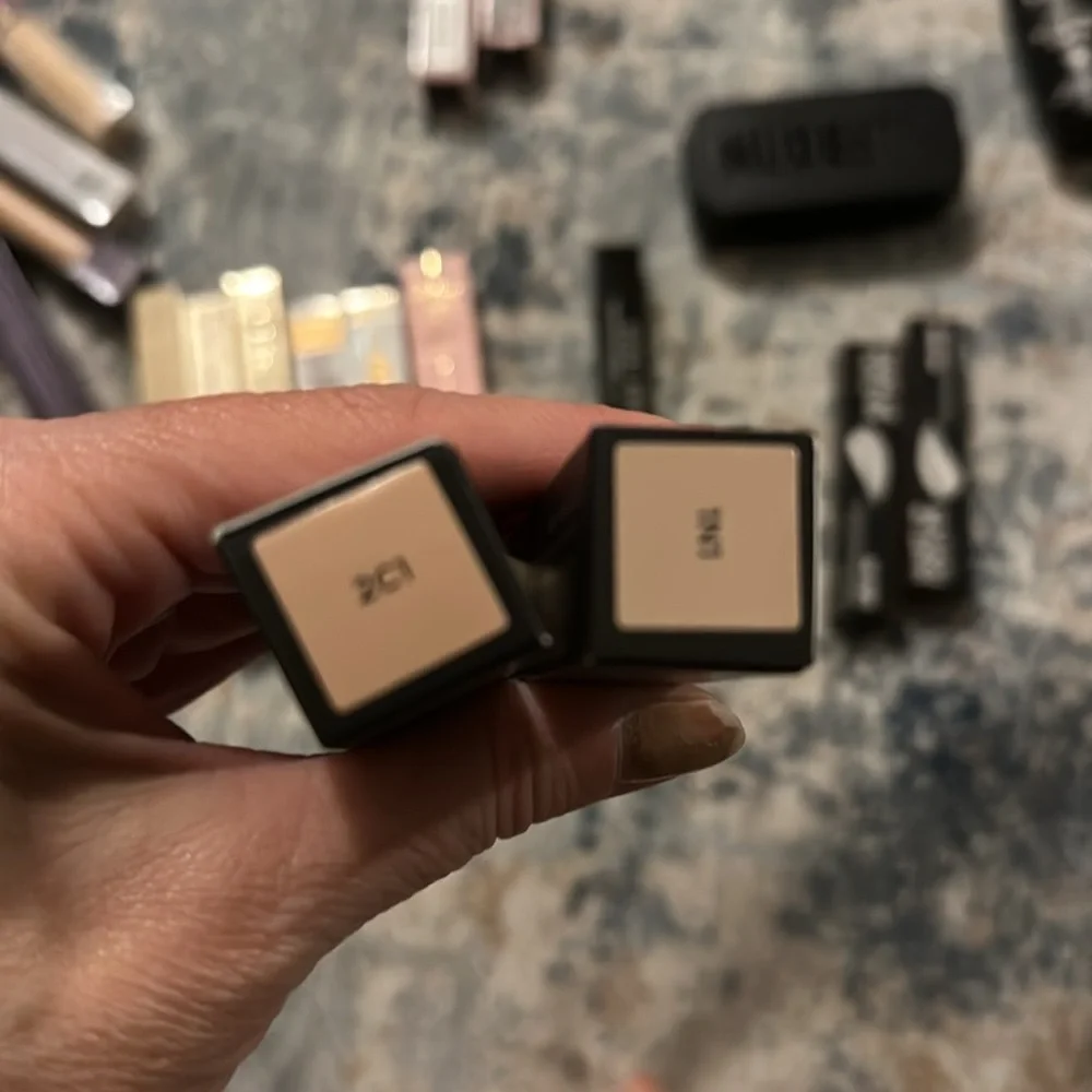 Real Flawless Weightless Perfecting Serum Concealer Buildable coverage